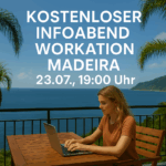 Frau mit Laptop auf Balkon mit Meerblick