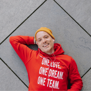 Lars Amend im roten Pullover